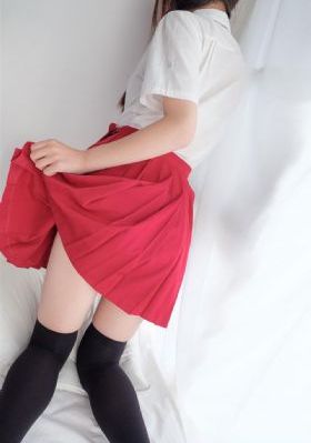 同桌掀起我裙子扒下内裤摸摸_超清免费在线观看